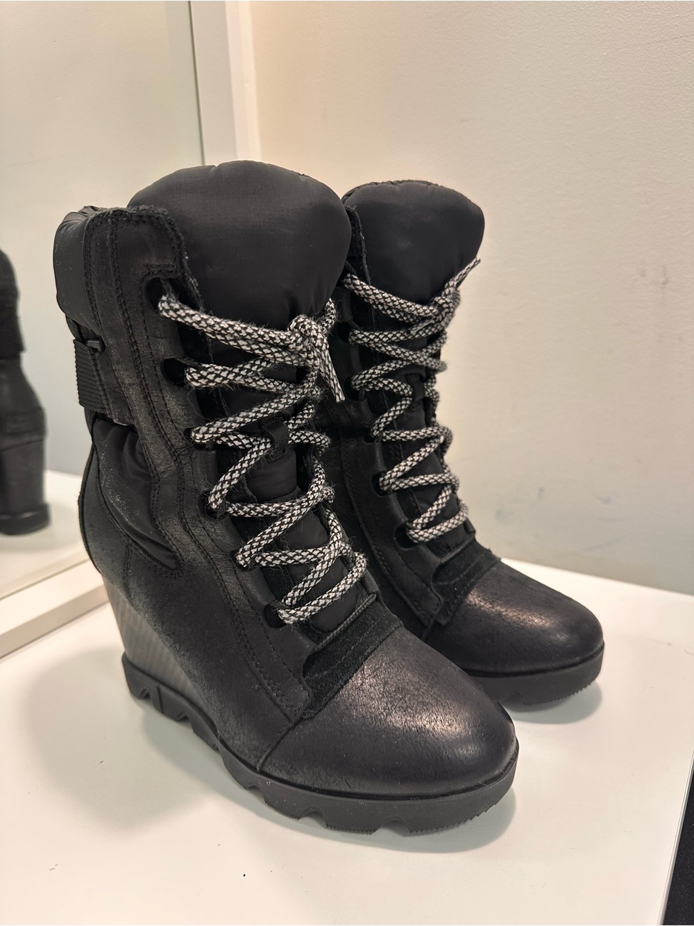Sorel Women’s Waterproof Winter Boots – Size 6.5 US - Picture 4 of 5